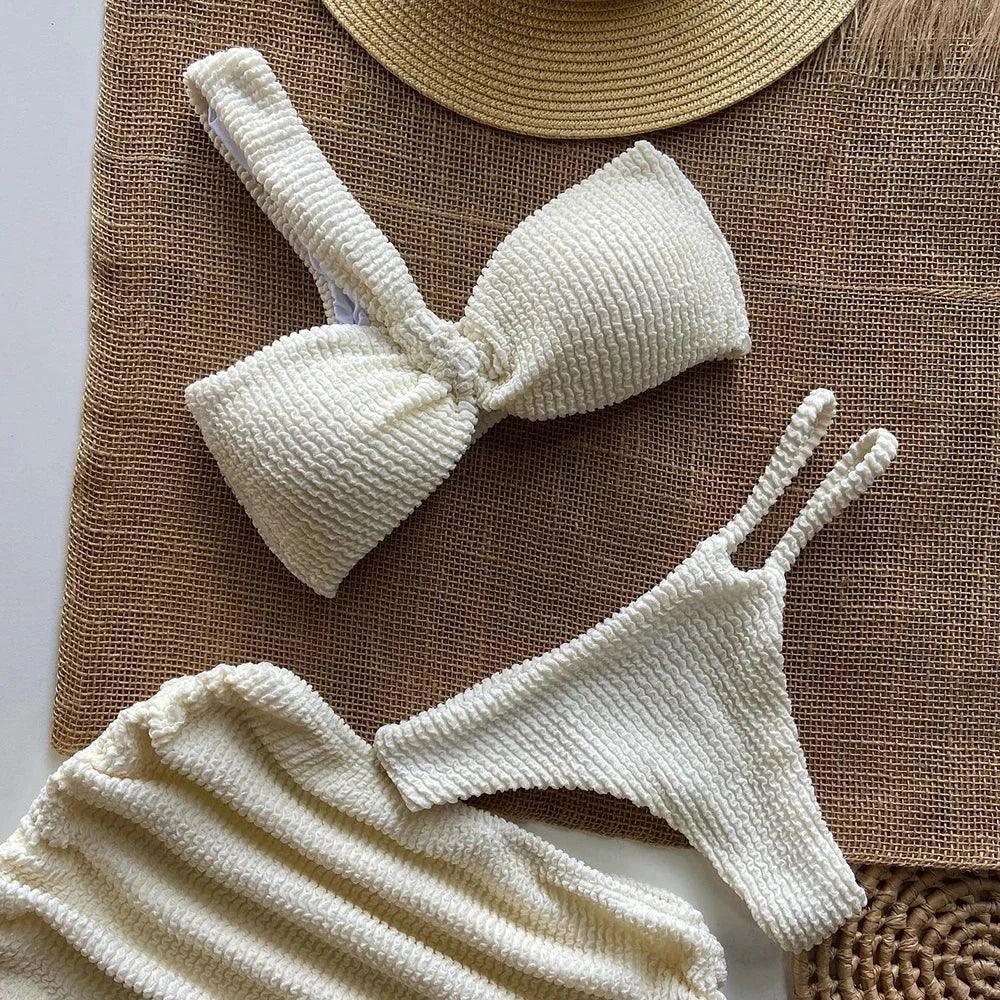 Biquíni Tríade Texturizado Nuudi Store: Conjunto 3 Peças, Top Alça em Ombro Único, Calcinha Cintura Baixa e Saia Completando o Look