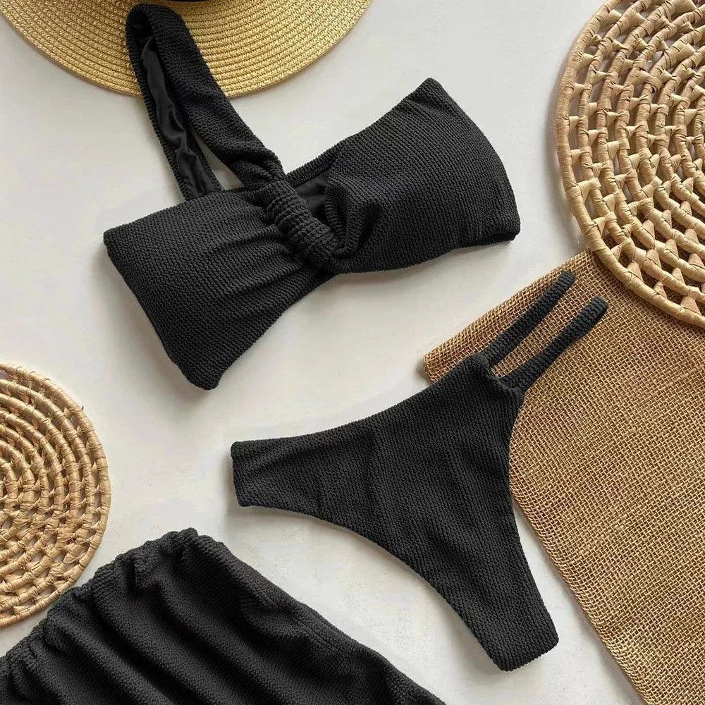 Biquíni Tríade Texturizado Nuudi Store: Conjunto 3 Peças, Top Alça em Ombro Único, Calcinha Cintura Baixa e Saia Completando o Look