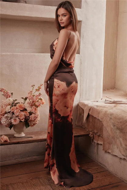 Vestido Maxi Floral em Cetim Nuudi Store – Estampa Floral, Decote em V, Alças Finas e Costas Abertas