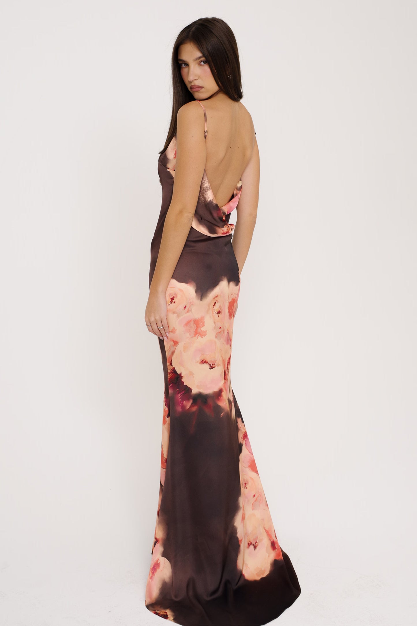 Vestido Maxi Floral em Cetim Nuudi Store – Estampa Floral, Decote em V, Alças Finas e Costas Abertas