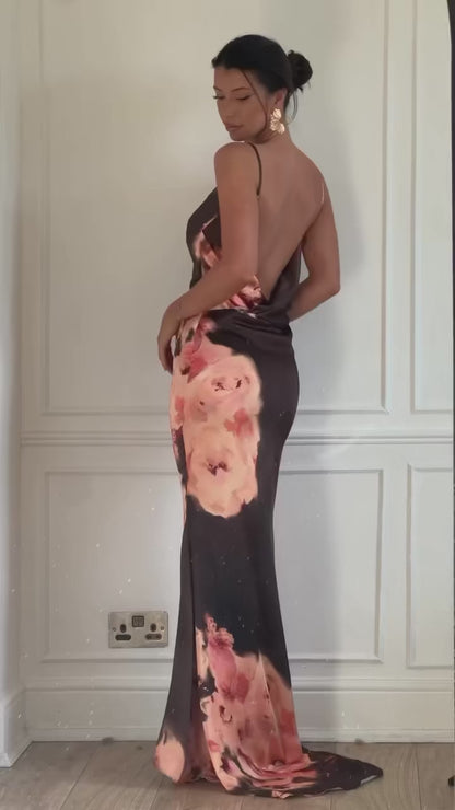 Vestido Maxi Floral em Cetim Nuudi Store – Estampa Floral, Decote em V, Alças Finas e Costas Abertas